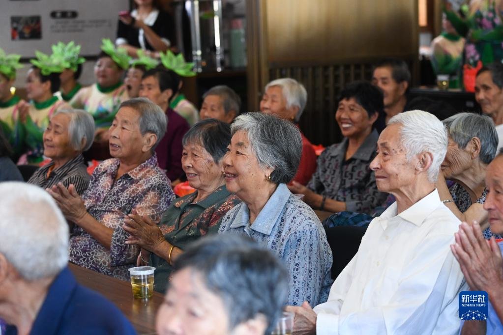 2022年9月30日，老人们在杭州市临安区河桥镇河桥村文化礼堂观看“柳溪暖阳”党员助老志愿服务队编排的节目。新华社记者 徐昱 摄